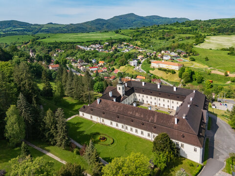 Aerial view of the grand Sv&Atilde;&curren;t&Atilde;&frac12; Anton Mansion stands amidst verdant trees and manicured lawns, with distant mountains painting the horizon, Sv&Atilde;&curren;t&Atilde;&frac12; Anton, Bansk&Atilde;&iexcl; Bystrica Region, Slovakia.