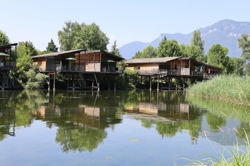 Maisons en bois sur pilotis, vues de l'extérieur, village de Chanaz, département de la Savoie,...