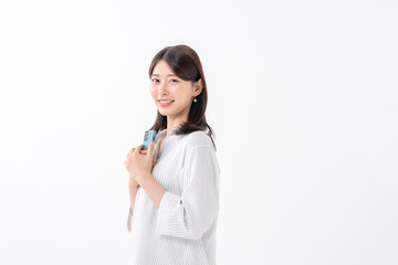 女性　スマートフォン　スマホ　笑顔