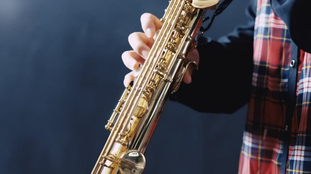 ソプラノサックスを吹く女性,手元のクローズアップ