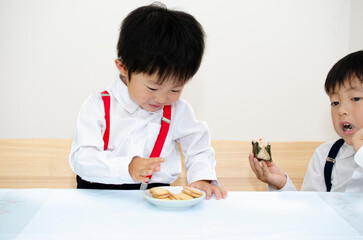 食事中の子供