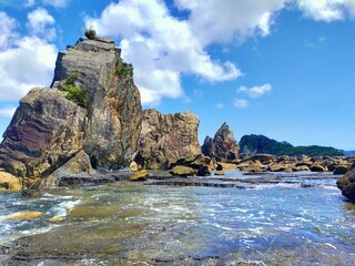 橋杭岩の青い空と串本洋の夏の海