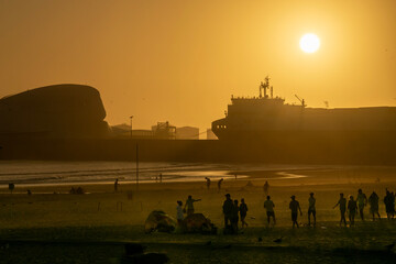 Obraz premium Golden sunset over the beach in matosinhos
