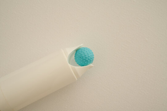Roller with rubber knop ball, to be used in combination with anti scar creme, to prevent scars from building, e.g., after an operation.