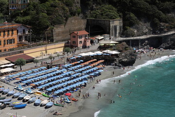veduta dall'alto della spiaggia di Monterosso al mare, Liguria