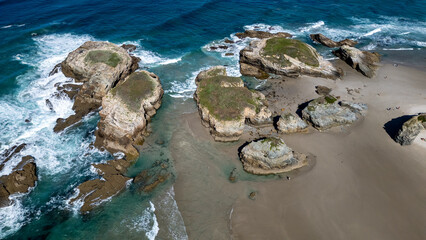 Felsformationen am Strand in der Nähe von Rinlo in Galicien