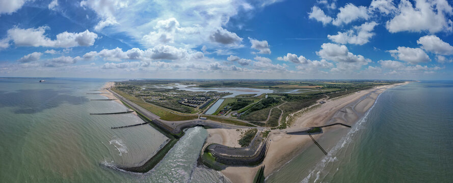 Panorama der K&uuml;stenlandschaft und Wasserd&uuml;nen bei Breskens