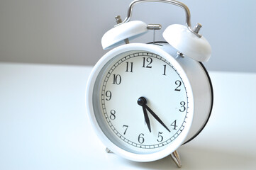 Naklejka premium Classic White Alarm Clock: Time Management & Simplicity
