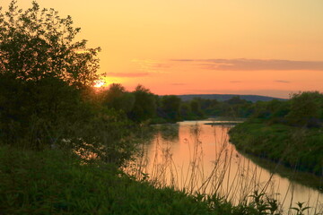 Zachód słońca nad rzeką