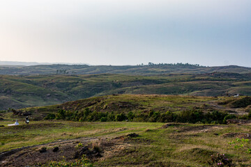 Obraz premium Green undulating hills under a clear sky in Jowai, Meghalaya.