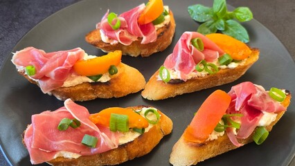 Canapés mit Schinken und Nektarinen