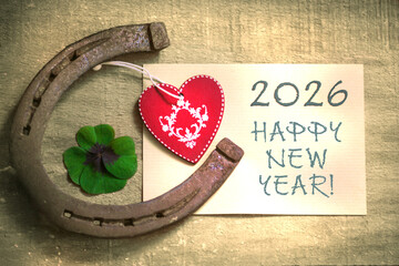 HAPPY NEW YEAR 2026 Dekoration für Neujahr Silvester mit Hufeisen Herz Kleeblatt mit Text
