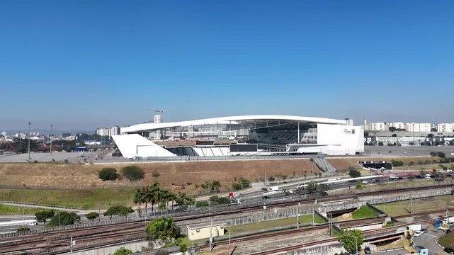 Est&aacute;dio do Corinthians capturado de cima com vis&atilde;o detalhada das arquibancadas, gramado e bairros vizinhos na zona leste. Itaquera SP Brasil em 11 Julho 25