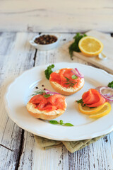 Räucherlachs-Brötchen mit Meerrettichcreme