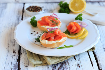 Brötchen mit Räucherlachs