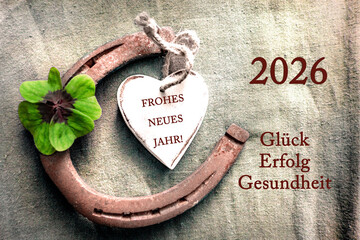 2026 FROHES NEUES JAHR Dekoration mit Glücksklee Herz und Hufeisen mit Text in deutsch