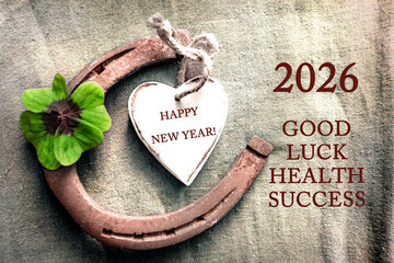 2026 HAPPY NEW YEAR Dekoration mit Glücksklee Herz und Hufeisen mit Text in englisch