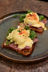 Eggs Benedict with Rucola and Hollandaise Sauce – Classic Brunch Dish with a Fresh Twist