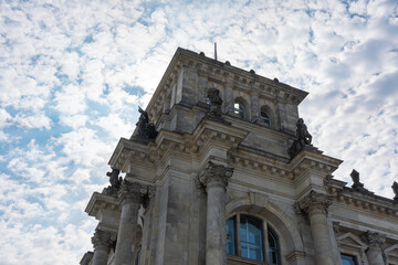 Obraz premium Detailed shot of a corner tower of the Reichstag with richly decorated sculptures. The upward view emphasizes the height and symbolism.