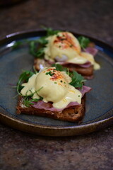 Eggs Benedict with Rucola and Hollandaise Sauce – Classic Brunch Dish with a Fresh Twist
