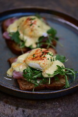 Eggs Benedict with Rucola and Hollandaise Sauce – Classic Brunch Dish with a Fresh Twist