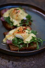 Eggs Benedict with Rucola and Hollandaise Sauce – Classic Brunch Dish with a Fresh Twist