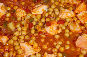 Guiso de garbanzos, pimientos y salmón. Alimentación sana y nutritiva de la dieta mediterránea con legrumbres, verduras y pescado.