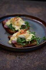 Eggs Benedict with Rucola and Hollandaise Sauce – Classic Brunch Dish with a Fresh Twist