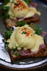 Eggs Benedict with Rucola and Hollandaise Sauce – Classic Brunch Dish with a Fresh Twist