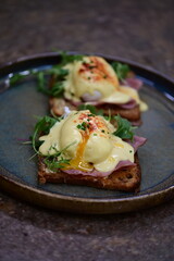 Eggs Benedict with Rucola and Hollandaise Sauce – Classic Brunch Dish with a Fresh Twist