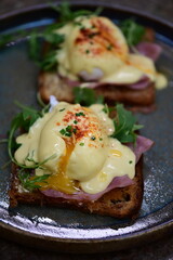 Eggs Benedict with Rucola and Hollandaise Sauce – Classic Brunch Dish with a Fresh Twist