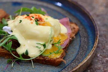 Eggs Benedict with Rucola and Hollandaise Sauce – Classic Brunch Dish with a Fresh Twist