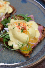 Eggs benedict with bacon and hollandaise sauce