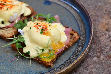 Eggs benedict with bacon and hollandaise sauce
