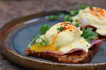 Eggs Benedict with Rucola and Hollandaise Sauce – Classic Brunch Dish with a Fresh Twist