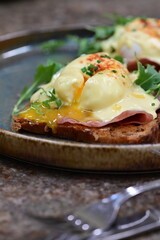 Eggs benedict with rucola and hollandaise sauce
