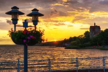 Romantisches Foto vom Süßen See mit emporragendem Schloss Seeburg an der Uferpromenade