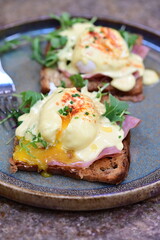 Eggs benedict with rucola and hollandaise sauce
