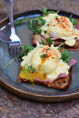 Eggs benedict with rucola and hollandaise sauce