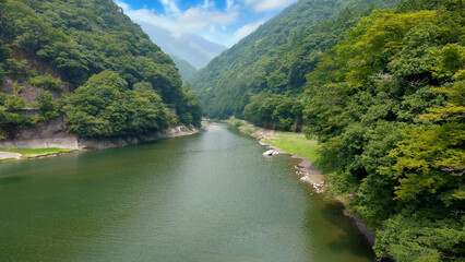 透き通った青い湖