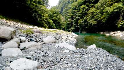 透き通った青い渓流