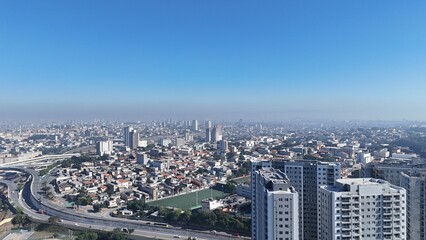 Obraz premium O bairro de Itaquera em São Paulo visto de cima, destacando o crescimento urbano da zona leste paulistana, com residências, avenidas e infraestrutura da cidade
