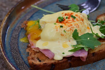 Eggs benedict with rucola and hollandaise sauce