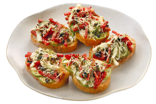 prato com bruschetta de abobrinha, queijo e tomate seco isolado em fundo transparente