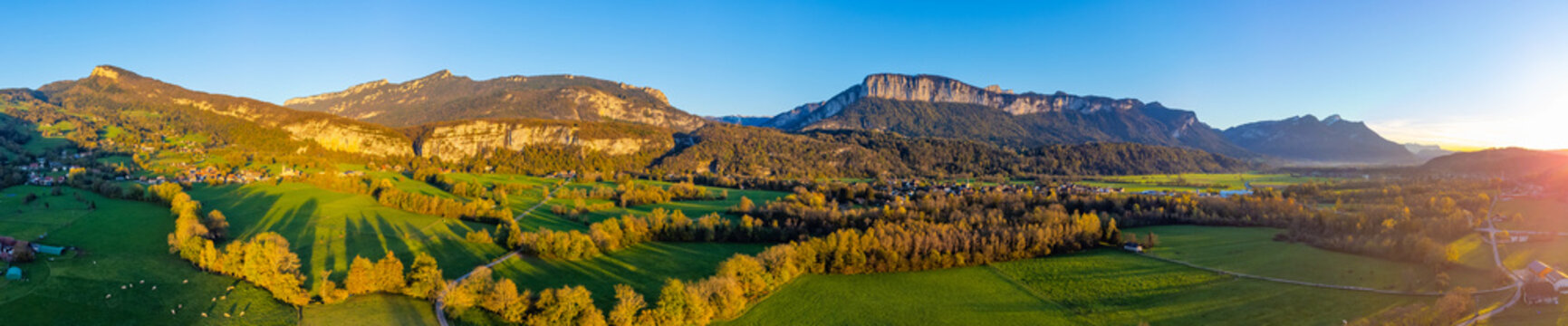 Saint-Christophe Herbstpanorama - Goldene Landschaft mit Bergen und Weinbergen in Frankreich