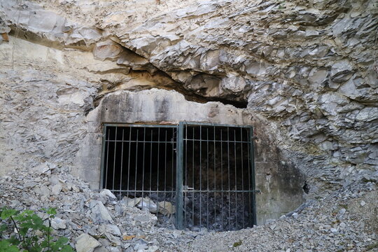 Entr&eacute;e d'ancienne galerie mini&egrave;re, village de Chanaz, d&eacute;partement de la Savoie, France