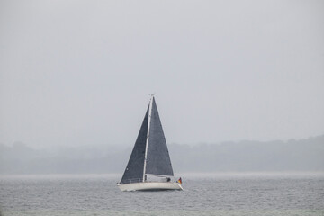 Segelboot auf der Ostsee in der Eckernförder Bucht, Schleswig-Holstein, Deutschland