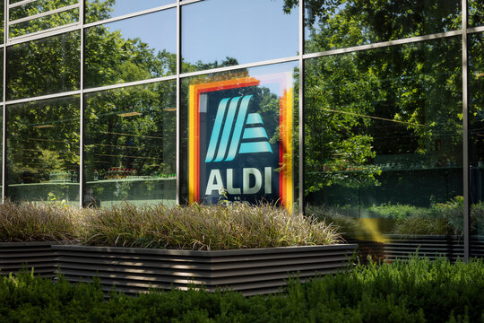 Schaufenster mit Logo einer Aldi S&uuml;d Filiale im Mathematikon in Heidelberg