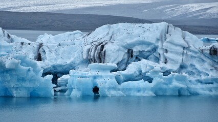 Icerberg azulado en lago glaciar en Islandia. Jokulsarlon
