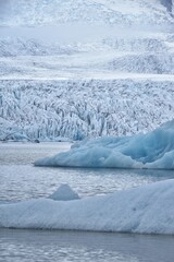 Imponente glaciar con iceberg cercano, Islandia. Jokulsarlon